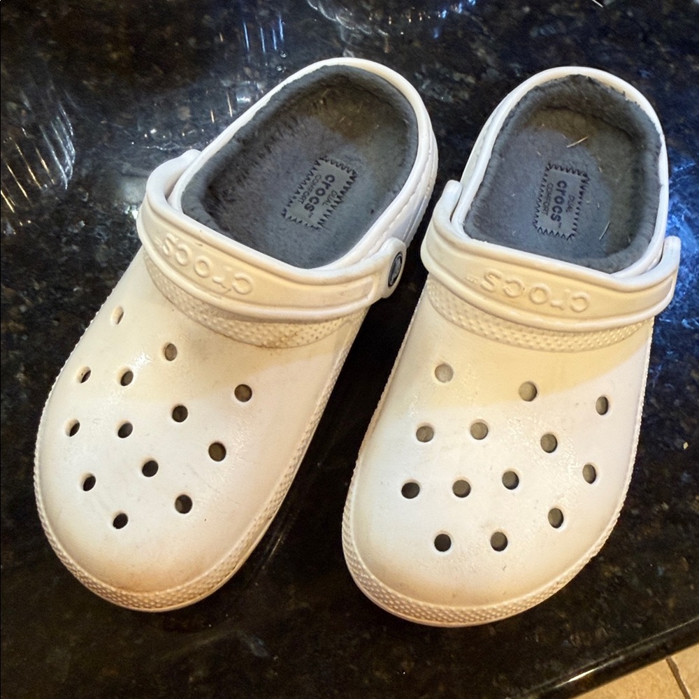 CROCS Classic White Clogs. Mens 7/ women’s 9. Fleece lined.